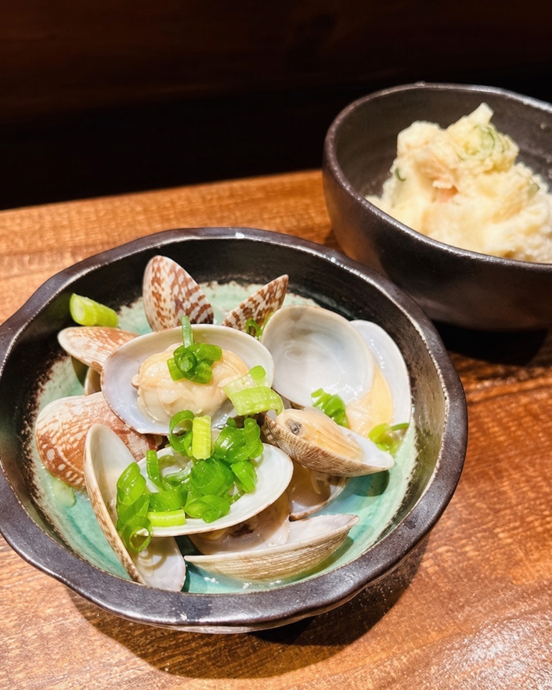 器に盛り付けた貝料理