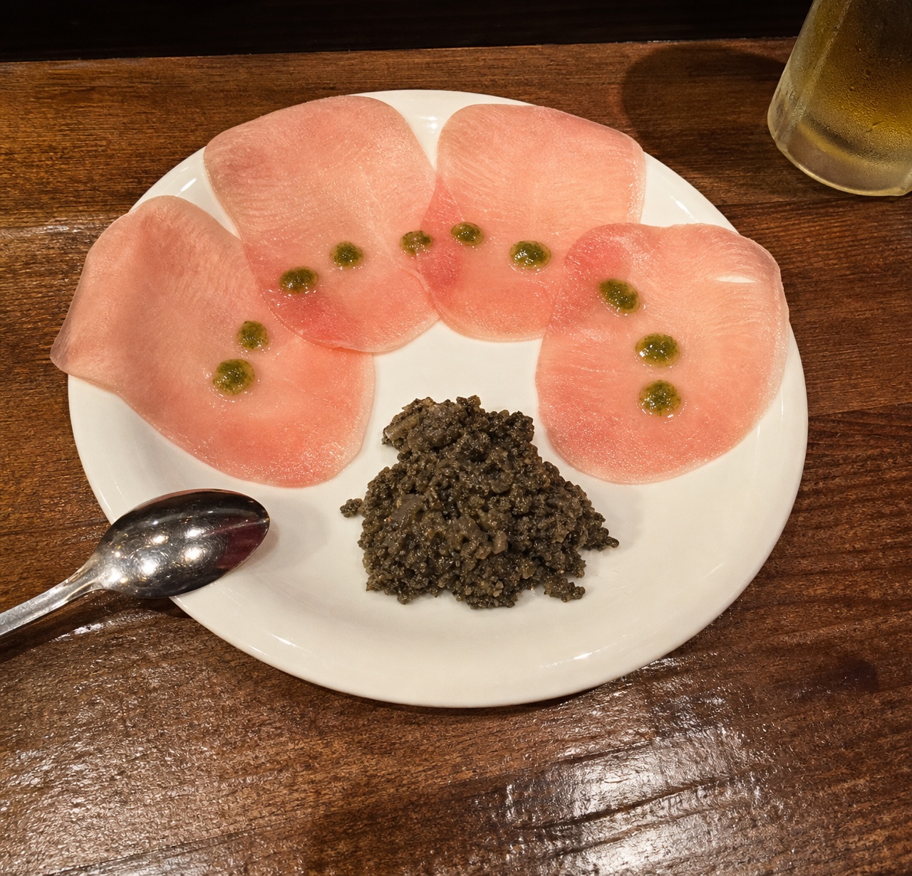 白い皿に盛り付けた料理