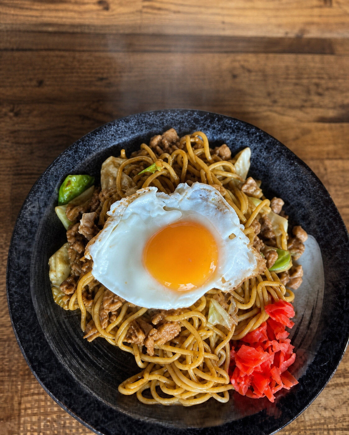 目玉焼きと紅しょうがを添えた横手焼きそば
